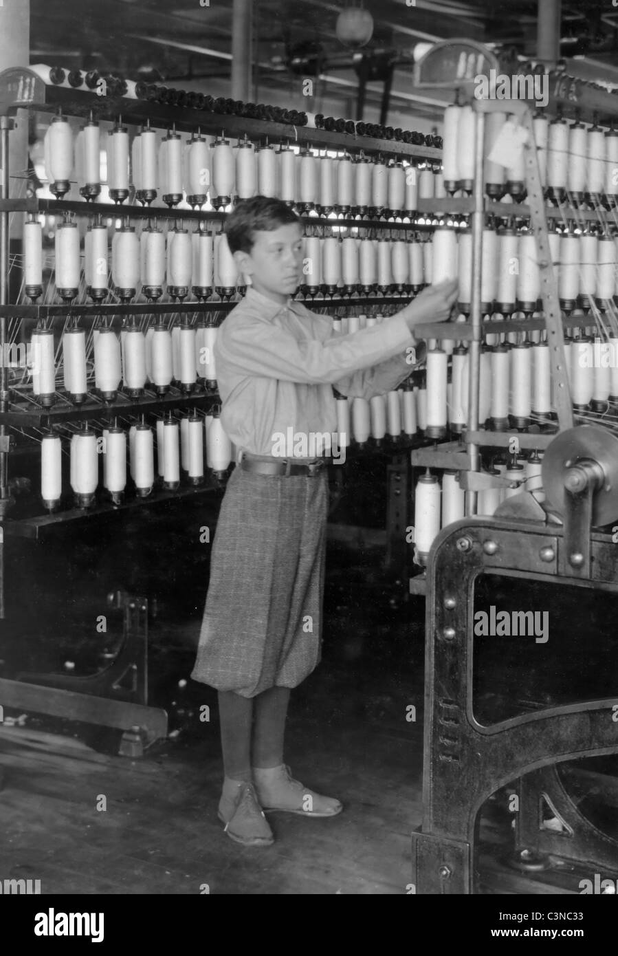 Retour garçon - 14 ans - Mule prix. Les usines de coton Berkshire Emplacement : Adams, Massachusetts. vers 1916 - Le travail des enfants USA Banque D'Images
