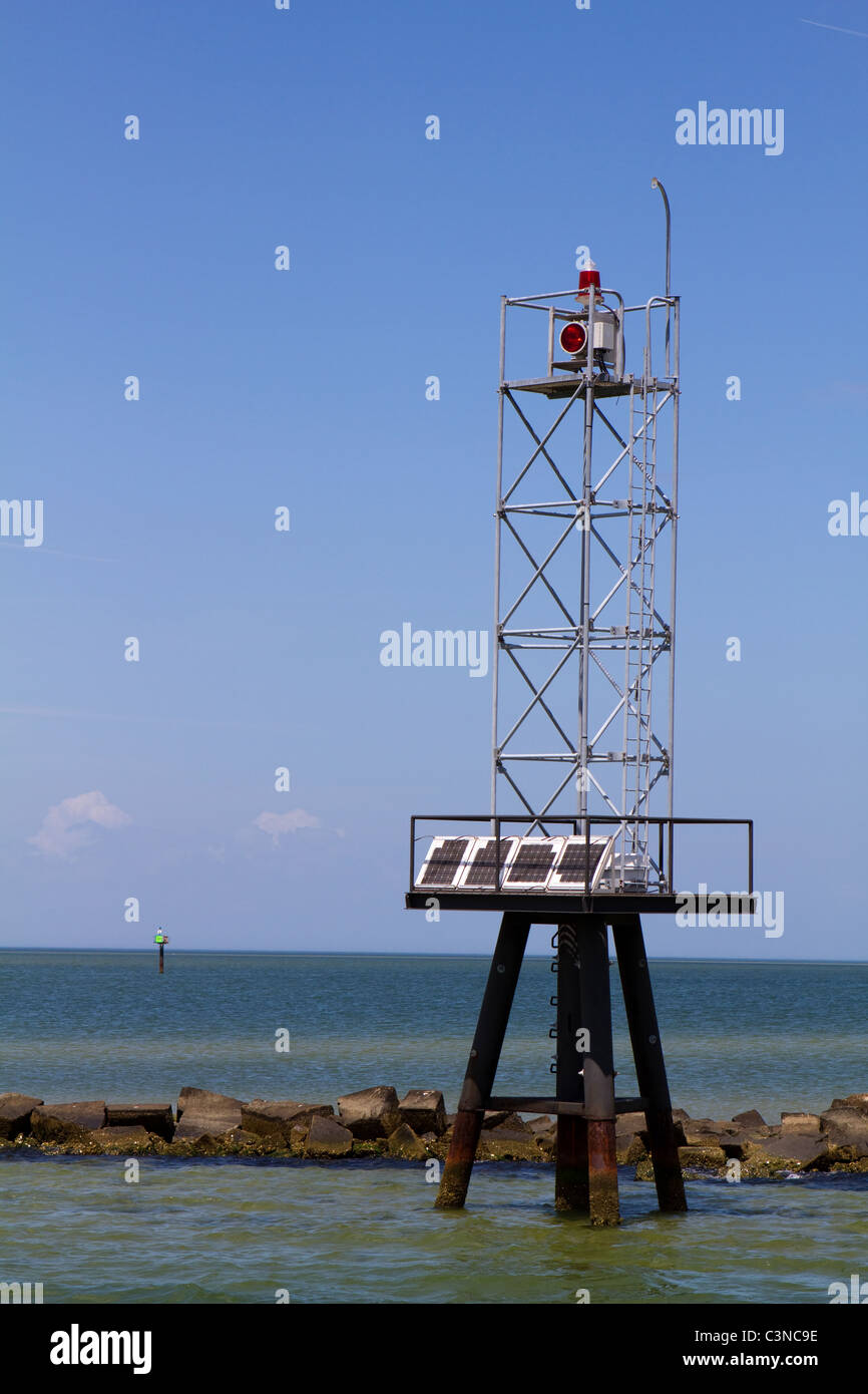 Balise de navigation fonctionnant à l'énergie solaire met en garde les cellules voyage loin de l'eau peu profonde et les côtes rocheuses. Banque D'Images