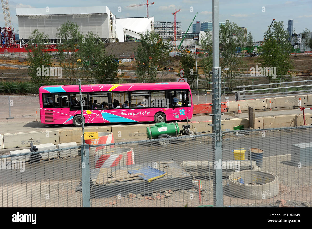 Tour Bus conduire les visiteurs autour du lieu des Jeux Olympiques d'été 2012, Londres. Banque D'Images
