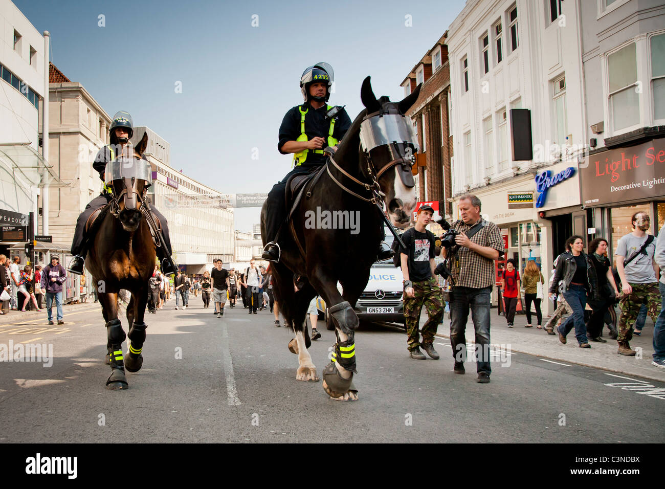 Canada patrouiller dans les rues au cours d'une manifestation à Brighton, Royaume-Uni 2011 Banque D'Images