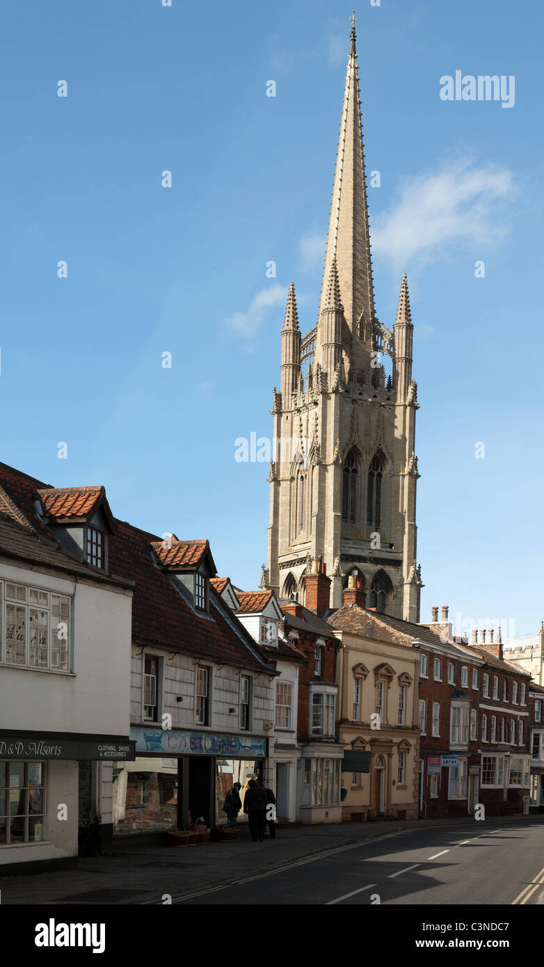 St Jame's Church domine la ville de marché de Louth, Lincolnshire, Angleterre, Royaume-Uni. Banque D'Images