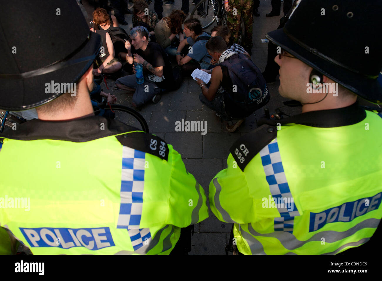 Surround Police un groupe de manifestants dans la rue à l'extérieur de Topshop à Brighton, Royaume-Uni Banque D'Images