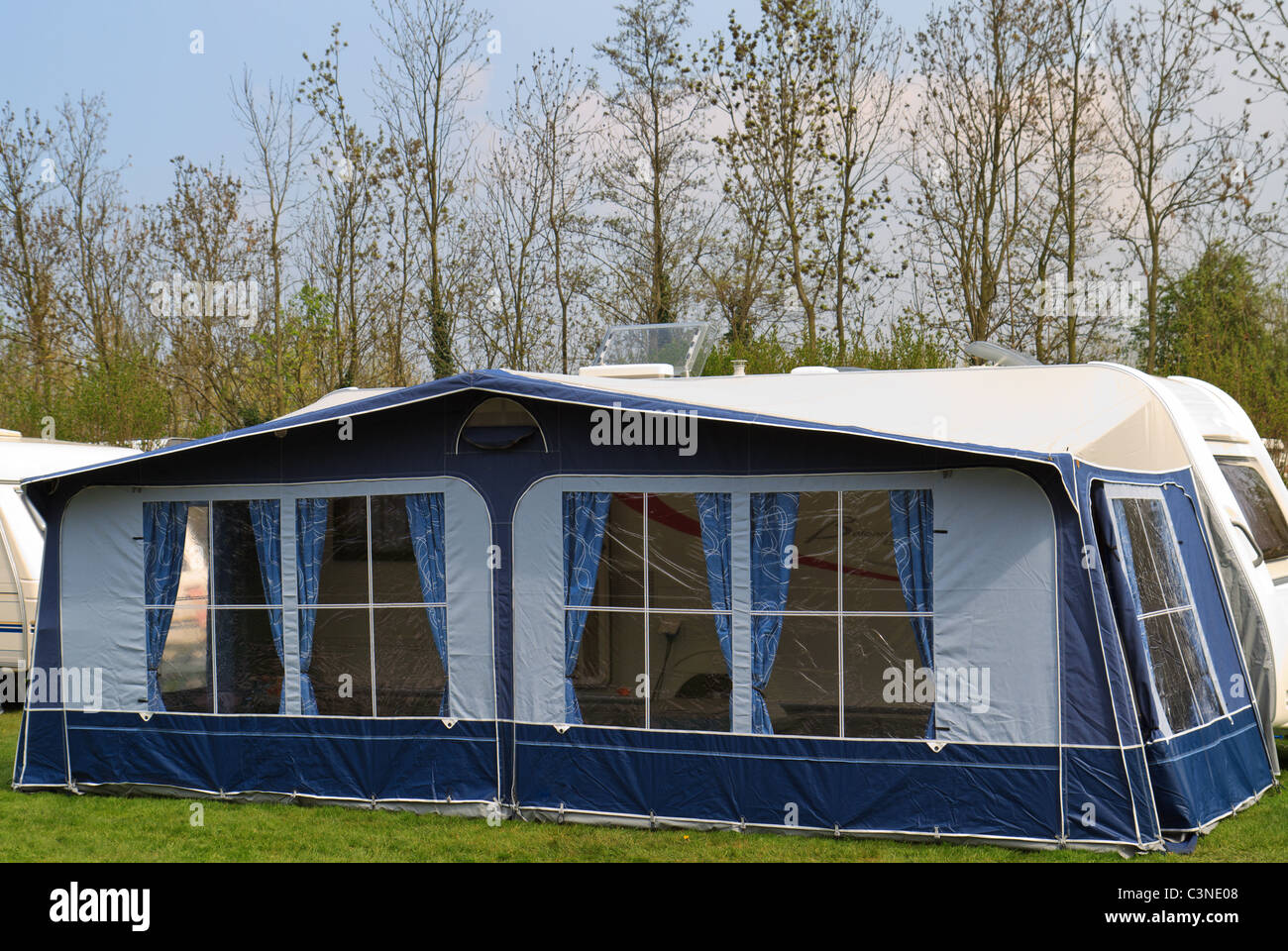 Remorque longue Caravane avec auvent tente avec des rideaux bleus Photo  Stock - Alamy