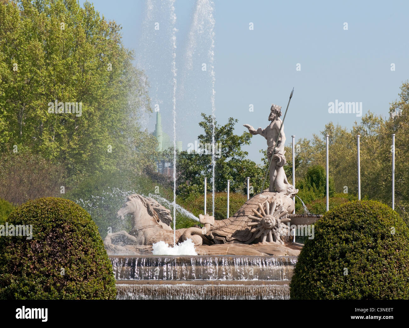 La statue en marbre blanc de Neptune sur un char tiré par des chevaux marins étant dans l'eau. Un célèbre monument de Madrid. Banque D'Images