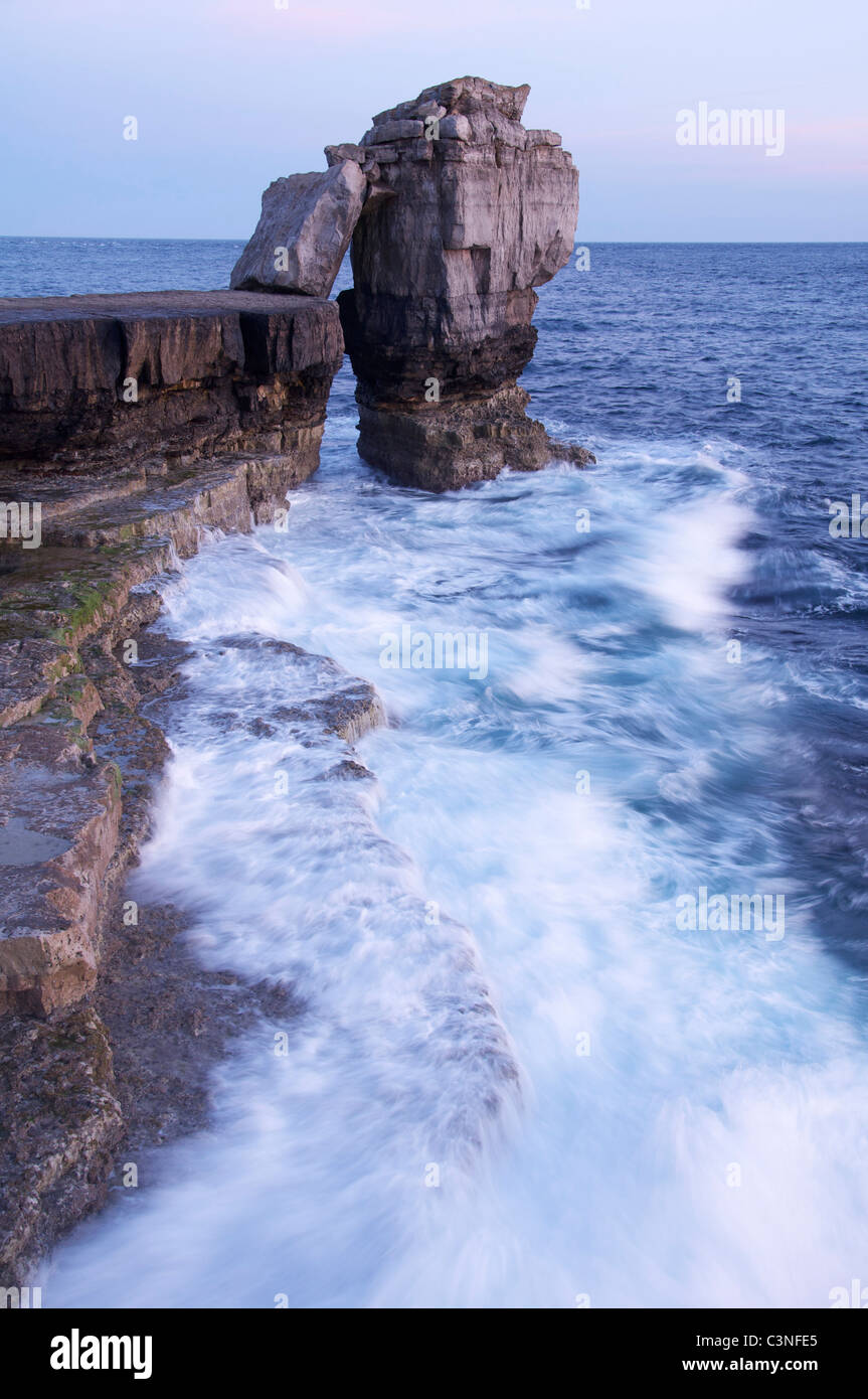 Pulpit Rock dans une mer agitée. Cette pile de calcaire massif se dresse juste à côté de portland bill sur l'île de Portland. côte jurassique, dorset, England, UK. Banque D'Images