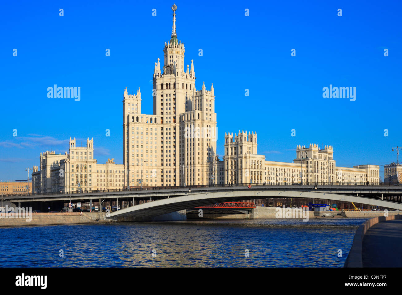 Immeuble de grande hauteur sur Kotelnicheskaya remblai en Moscou, Russie Banque D'Images