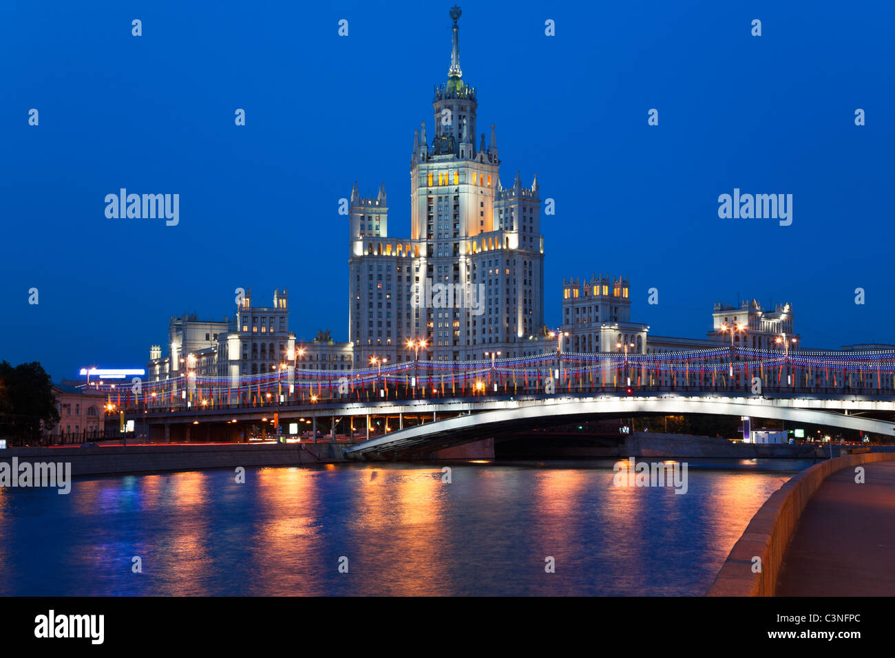 Immeuble de grande hauteur sur remblai Kotelnicheskaya de nuit à Moscou, Russie Banque D'Images