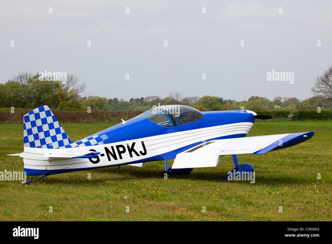 Cars RV-6 G-NPKJ stationné à Breighton Airfield Banque D'Images