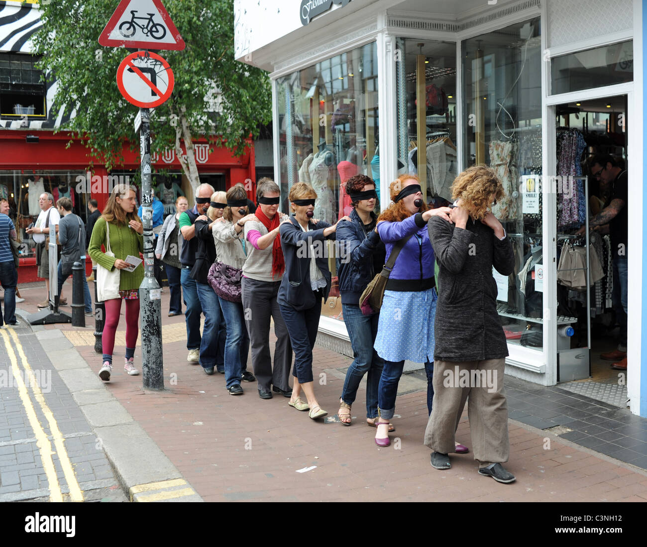 Événement farfelu au Brighton Festival 2011 où les membres du public sont menées autour de la ville blinfold sur un sentier Banque D'Images