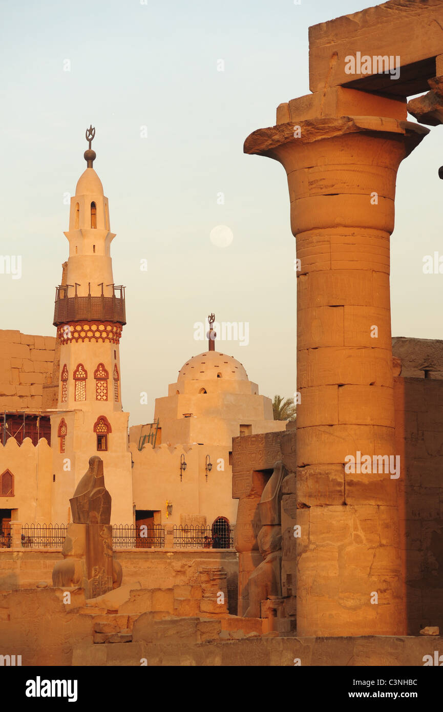 Afrique Moyen Est de l'Égypte antique égyptienne Luxor temple de Karnak au crépuscule avec la mosquée d'Abou Haggag islamique au milieu des ruines Banque D'Images