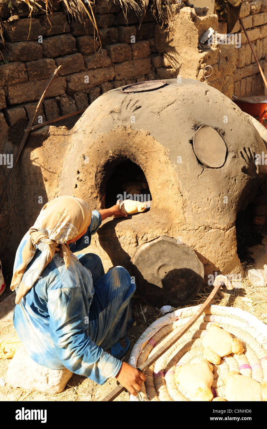 Femme égyptienne faisant du pain Banque de photographies et d’images à