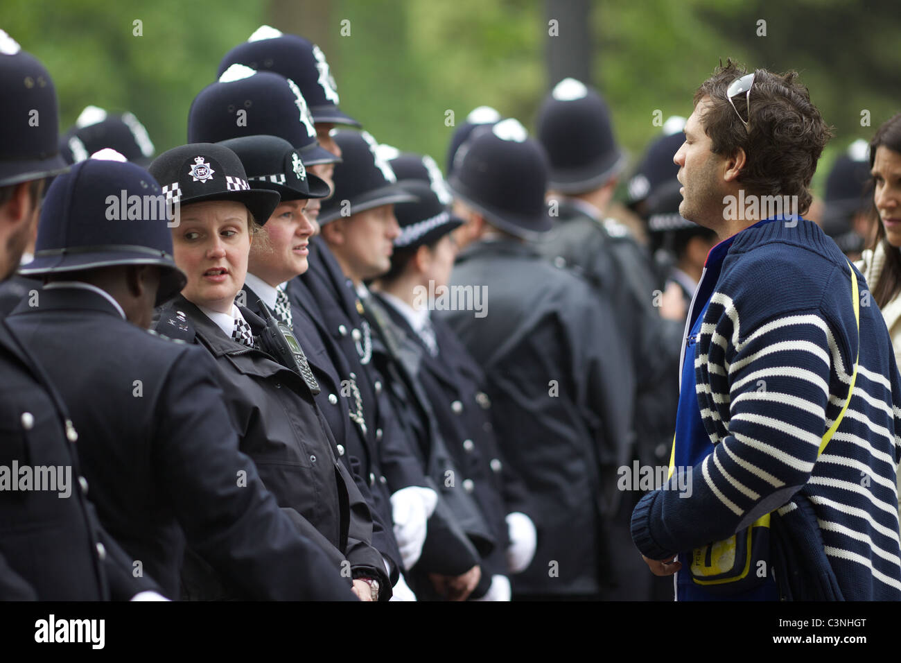 Une ligne de contrôle de la police à la foule le mariage royal à Londres  Photo Stock - Alamy