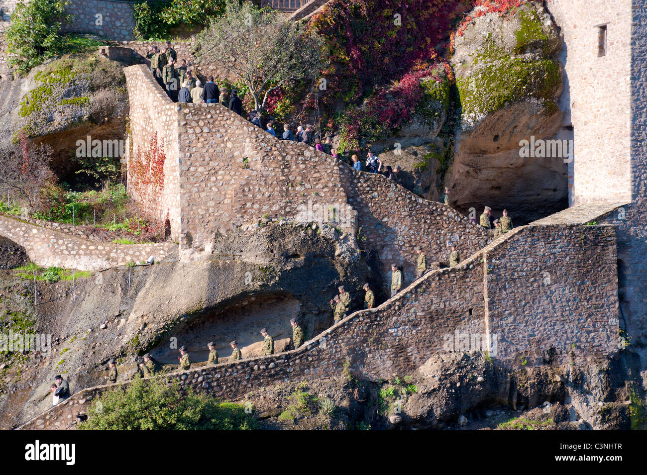 Les visiteurs, parmi lesquels de nombreux soldats, en utilisant les escaliers menant au Grand Meteoron monastère, dans la région des météores, Grèce. Banque D'Images