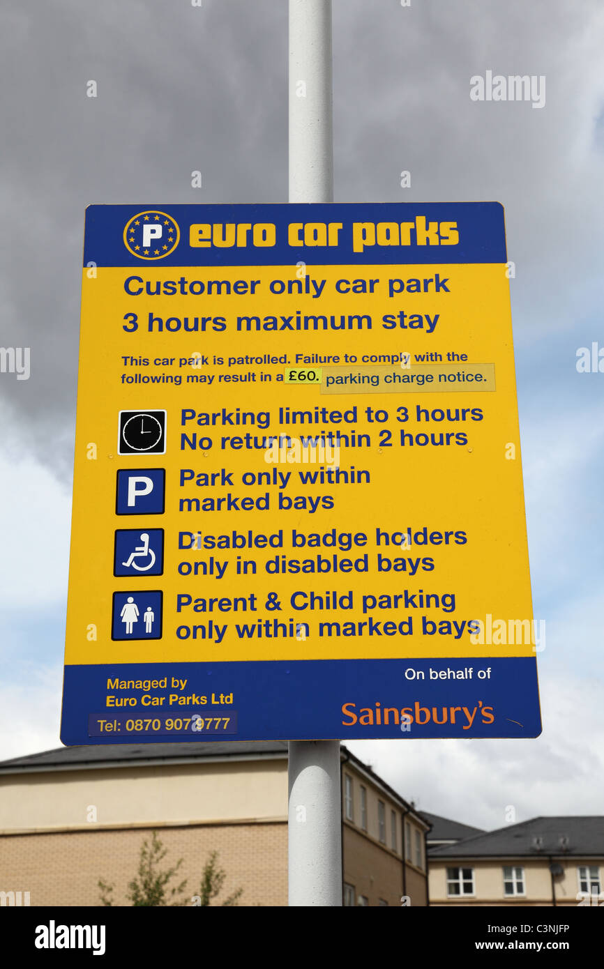 Un Parking Euro signe dans un parking de supermarché au Royaume-Uni. Banque D'Images