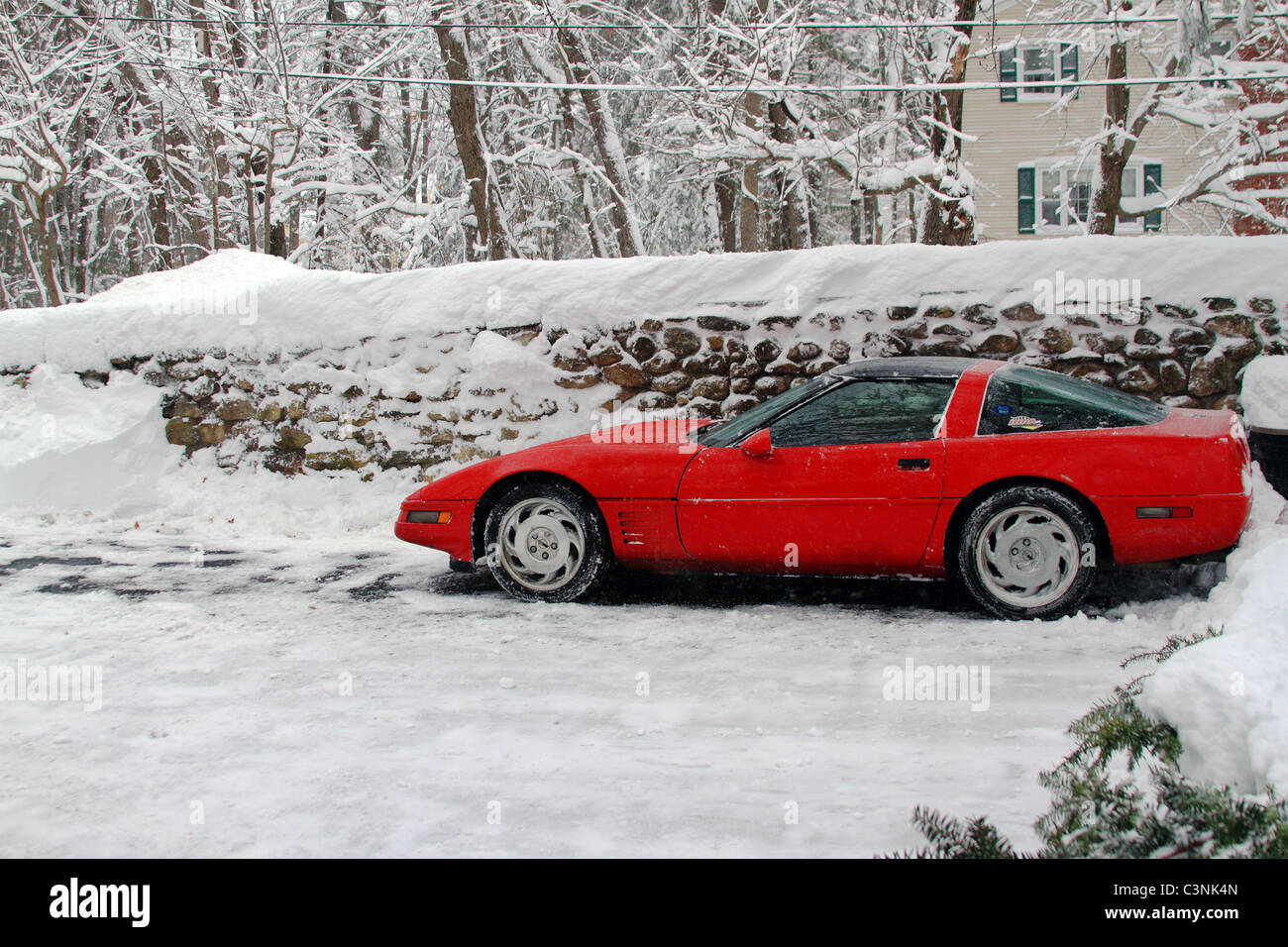 1992 Corvette rouge en voie d'après les chutes de neige ont été pelleté loin pendant l'hiver du Massachusetts. Banque D'Images