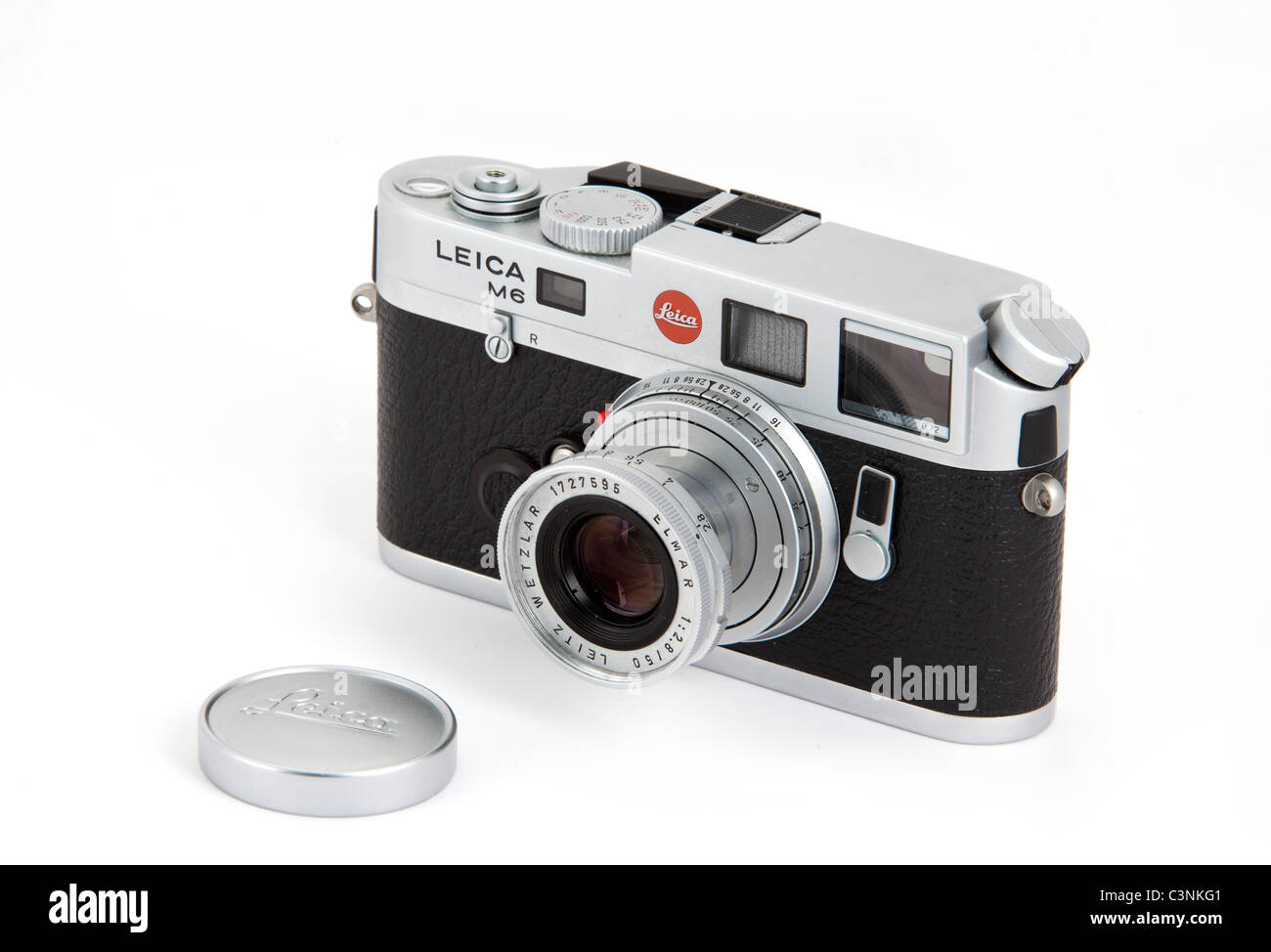 Leica M6 TTL de l'appareil photo en argent sur fond blanc avec 50mm f/2,8 Elmar et bouchon d'objectif Leica 117904 Banque D'Images