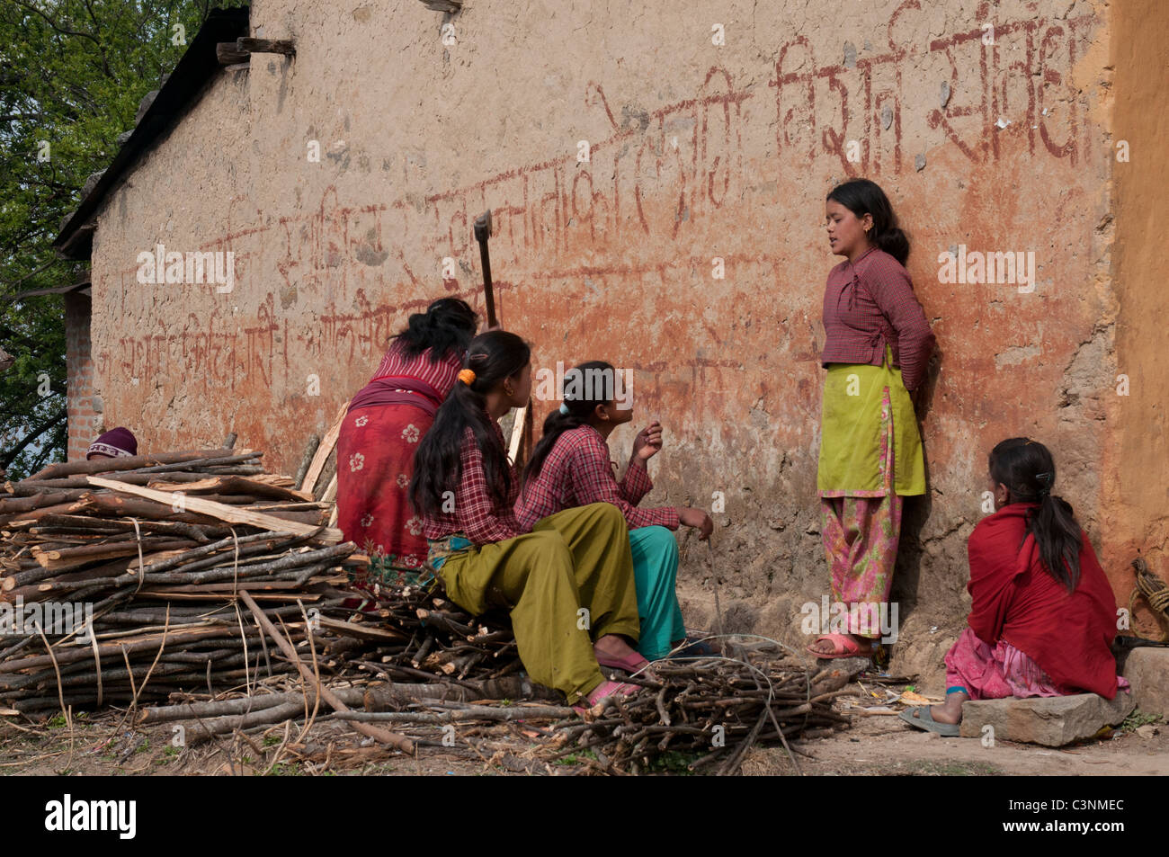Les filles dans un village à l'extérieur de Katmandou, Népal Banque D'Images