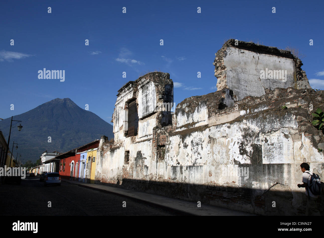 Ruines avec Volcan Agua s'élevant au-dessus de l'arrière-plan. Antigua Guatemala, Sacatepequez, Guatemala, Amérique Centrale Banque D'Images