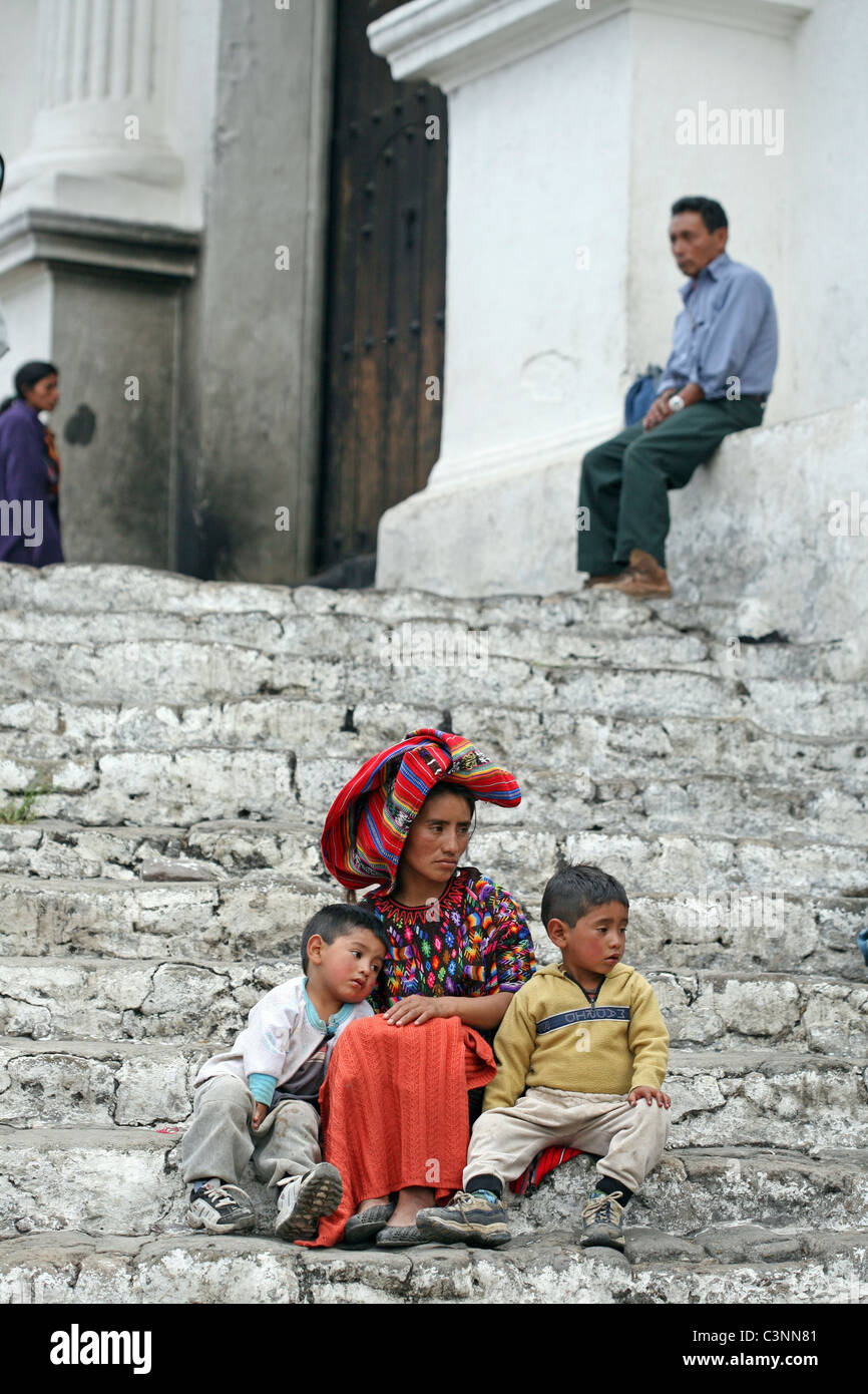 Une femme et ses enfants sont assis sur les marches de l'église de Santo Tomas. Chichicastenango, Quiche, Guatemala, Amérique Centrale Banque D'Images
