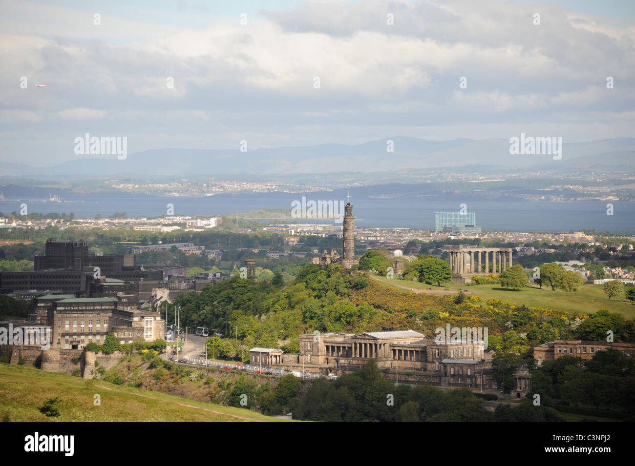 Le Monument Nelson et le Monument National sur Calton Hill avec Royal High School, en bas à droite et St Andrew's House en bas à gauche Banque D'Images