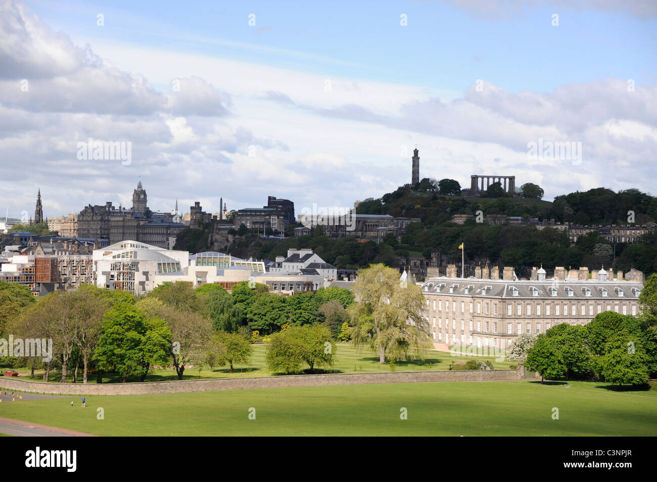 Ville d'Edimbourg avec le Parlement écossais, palais de Holyroodhouse et Calton Hill le Monument Nelson sur le dessus Banque D'Images