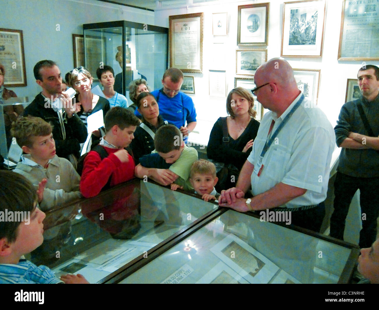 Paris, France, Guide touristique animant des groupes donnant des conférences à une grande foule à l'exposition au Musée de la Préfecture de Paris, (« Musée de la police »), aidant les touristes français Banque D'Images