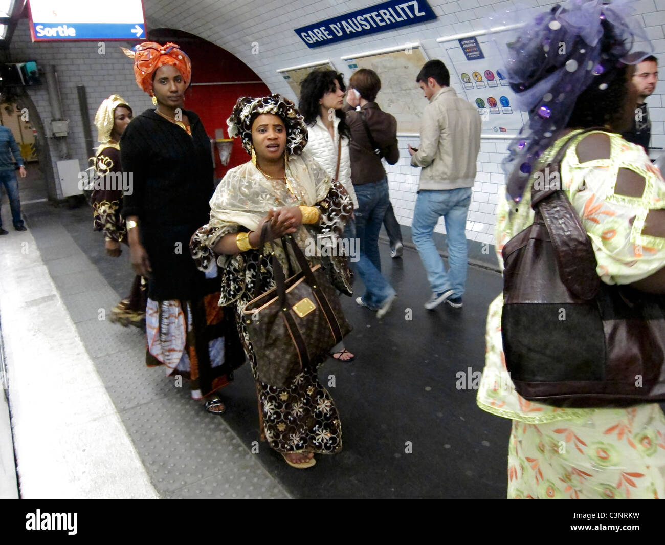 Paris, France, immigrants africains Europe, femmes migrants marchant, robe traditionnelle,Gare sur Paris Métro Gare d'Austerlitz, europe migrants, communauté noire paris Banque D'Images