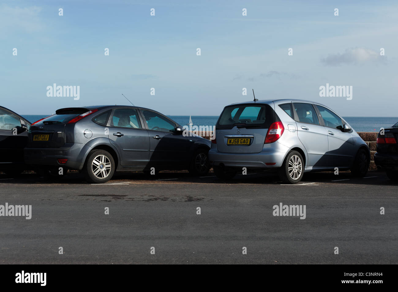 Voitures garées à côté de la plage de Paignton, Devon Banque D'Images