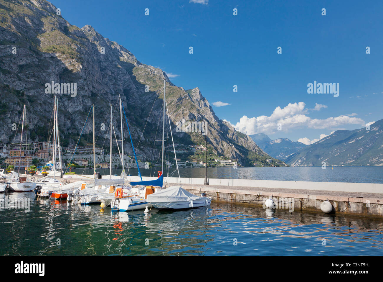 Bateaux à voile à Porto Nuovo, Limone sul Garda, Lac de Garde, Italie Banque D'Images