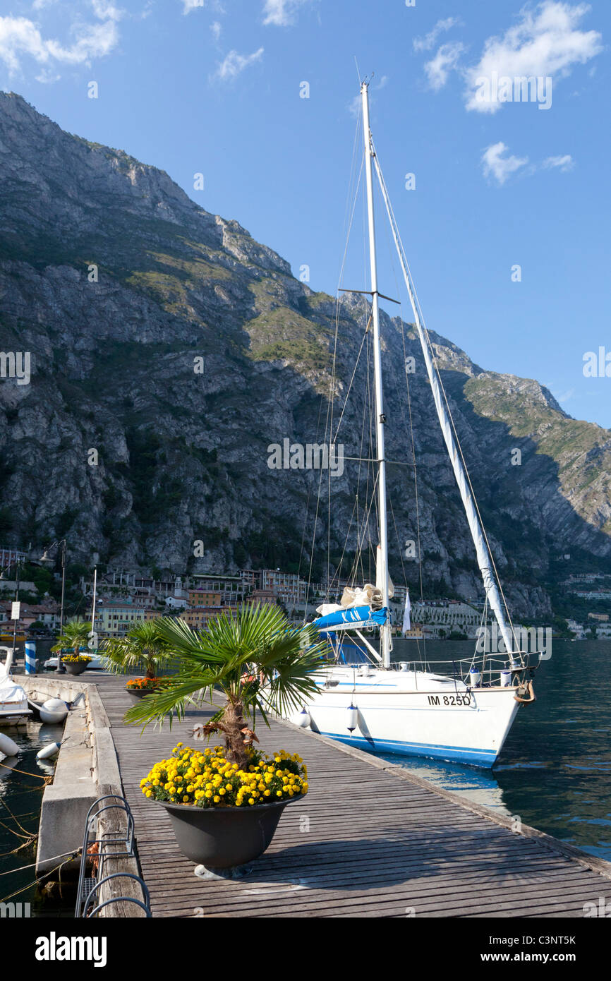 Bateau à voile à Porto Nuovo, Limone sul Garda, Lac de Garde, Italie Banque D'Images