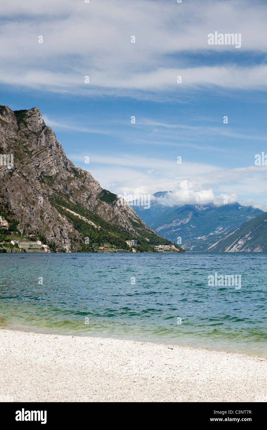 Rive du Lac de Garde près de Limone sul Garda, Italie Banque D'Images