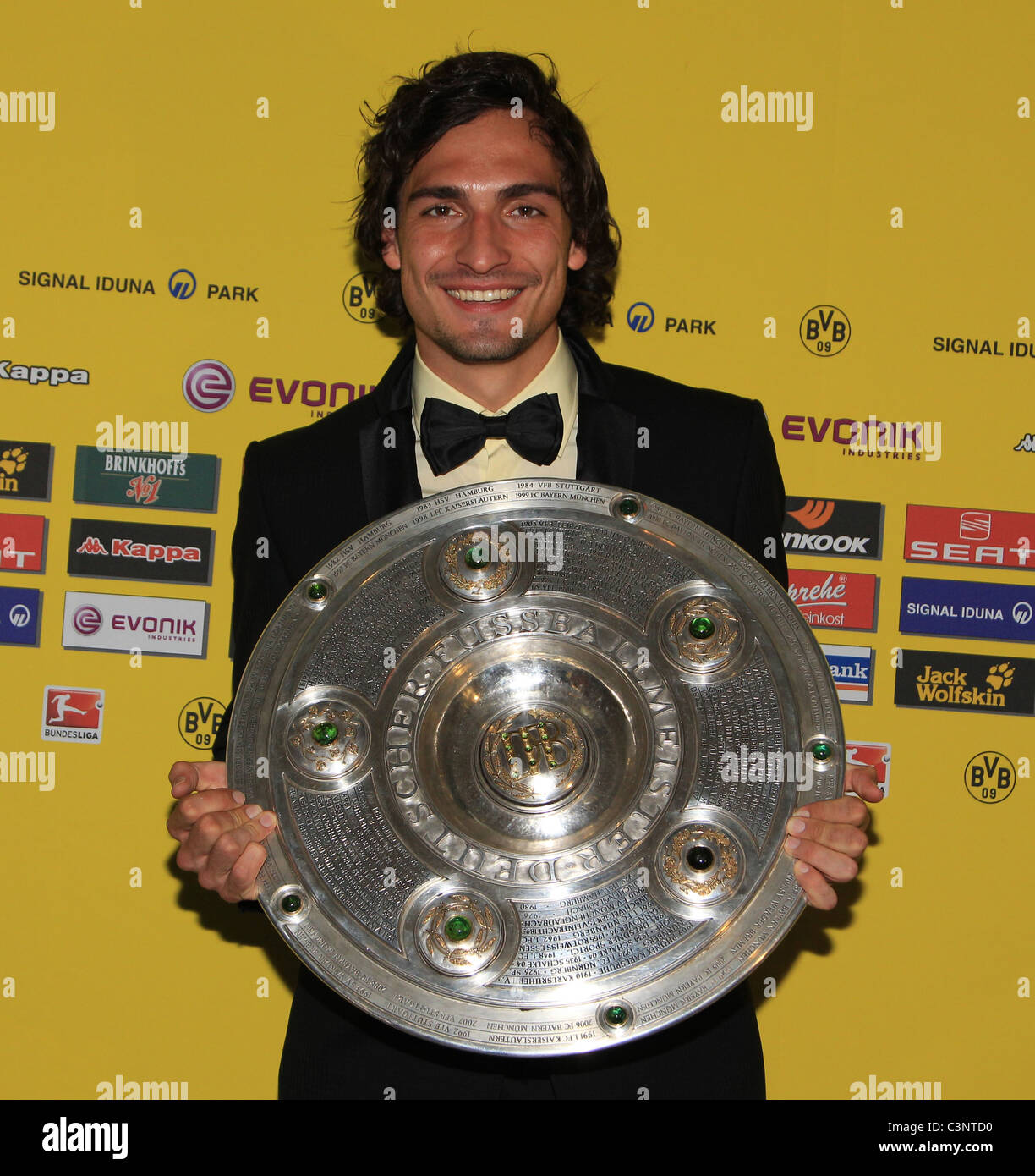 Joueur de club de football allemand du Borussia Dortmund, Mats Hummels avec le trophée du championnat Banque D'Images