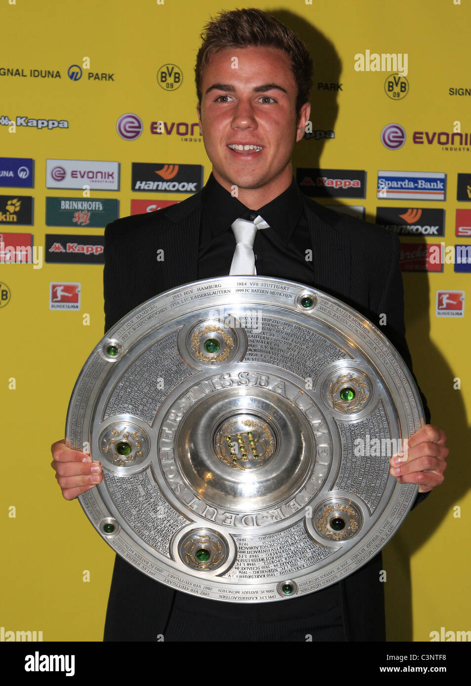 Joueur de club de football allemand du Borussia Dortmund, Mario Goetze avec trophée du championnat Banque D'Images