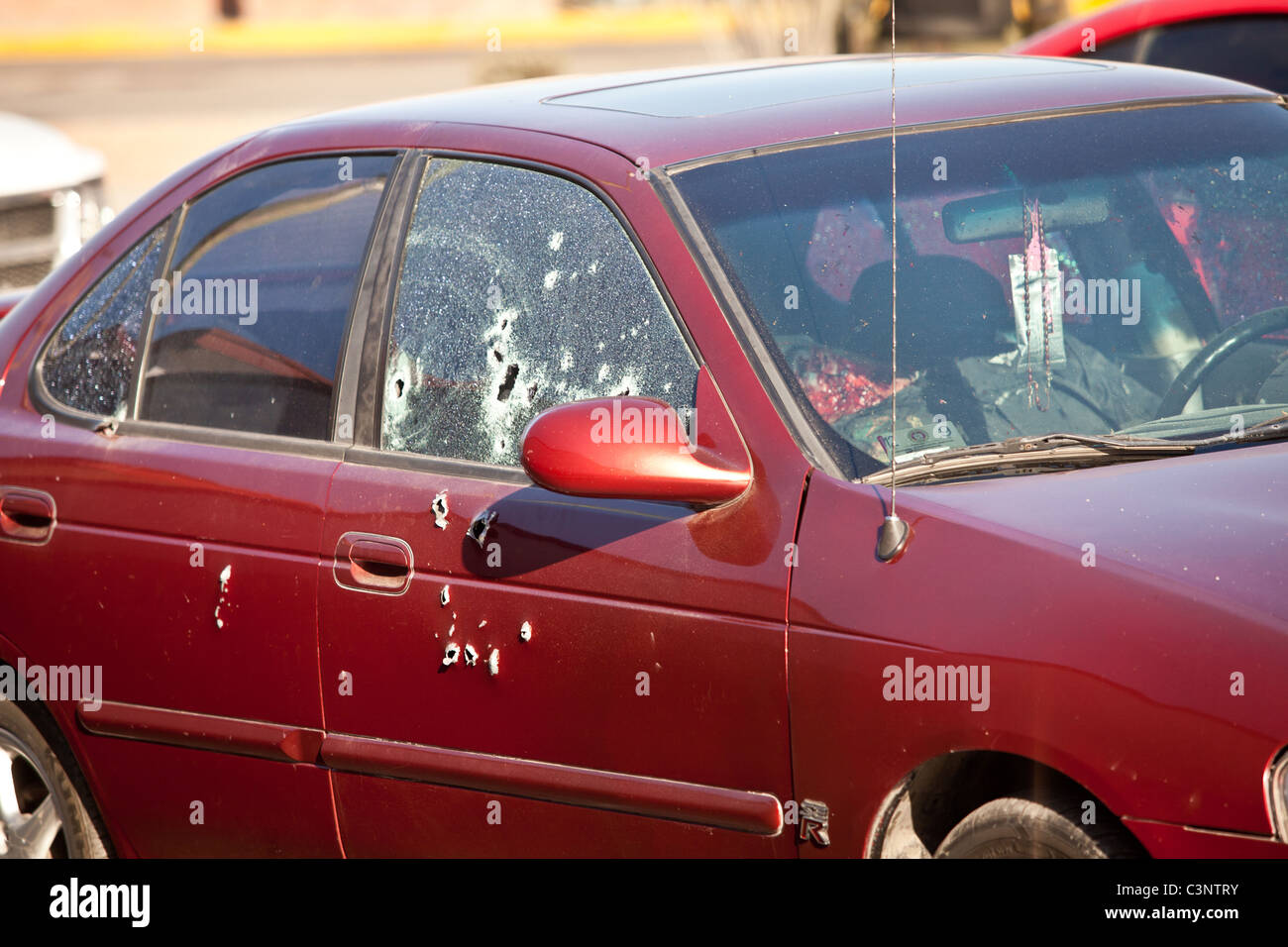 Bullet riddle le côté d'une voiture où quelques instants plus tôt attribue abattu un policier à la drug wars Juarez, Mexique Banque D'Images