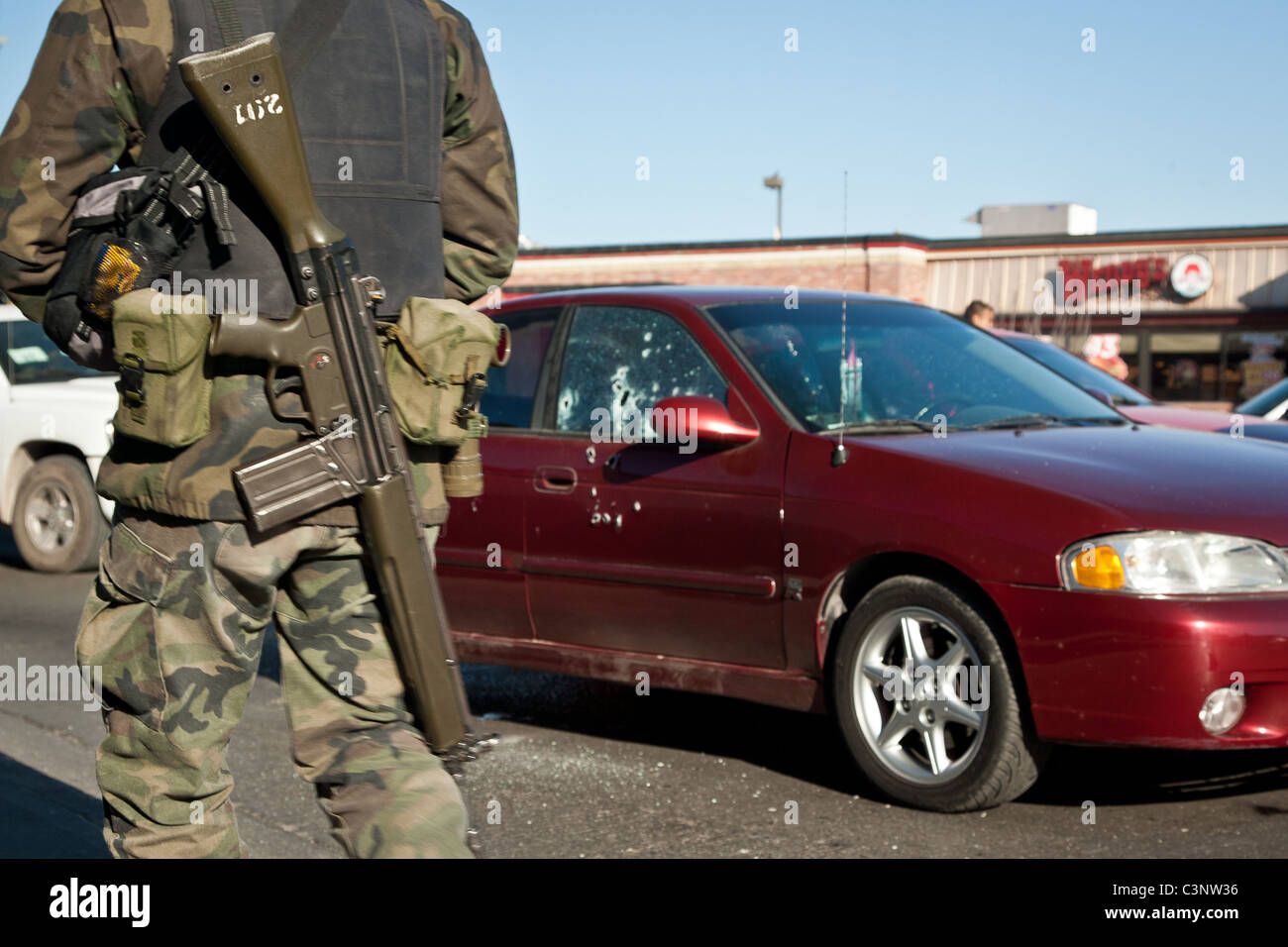 Des soldats mexicains guard une scène de crime où attribue abattu un policier à la drug wars Juarez, Mexique Banque D'Images