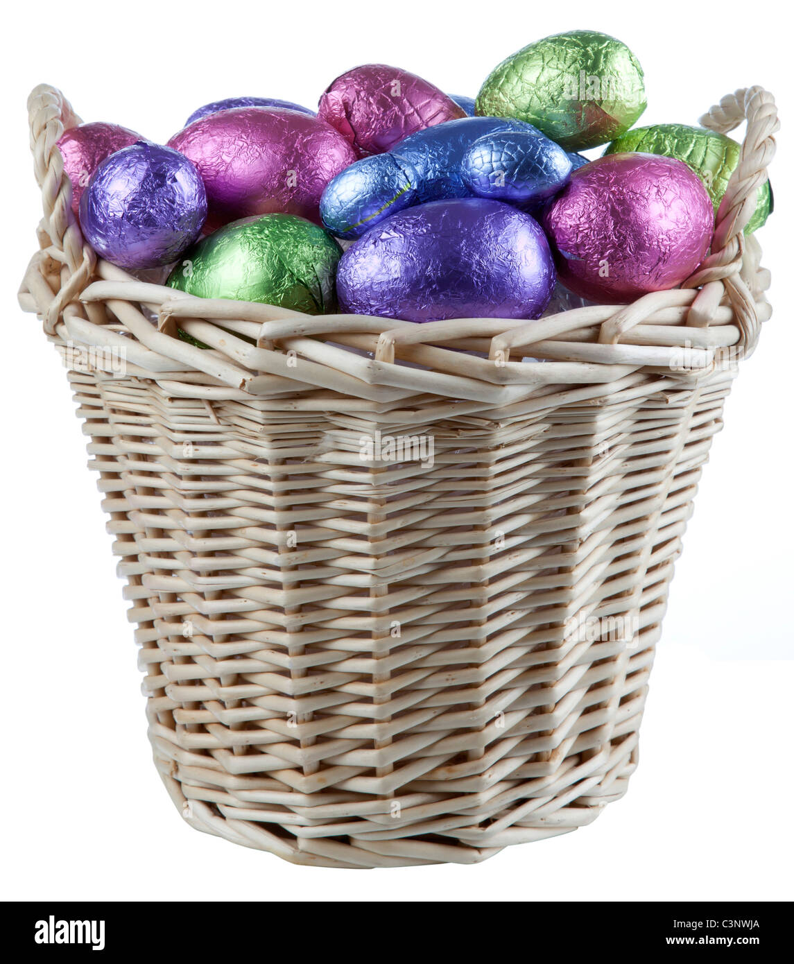 Panier rempli d'oeufs en chocolat Banque D'Images