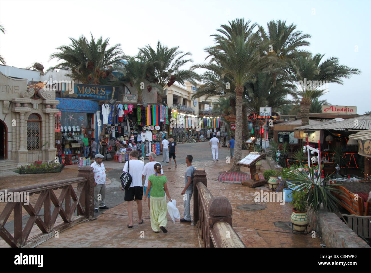 Entrée principale rue commerçante de Masbat, Dahab, Egypte. Banque D'Images