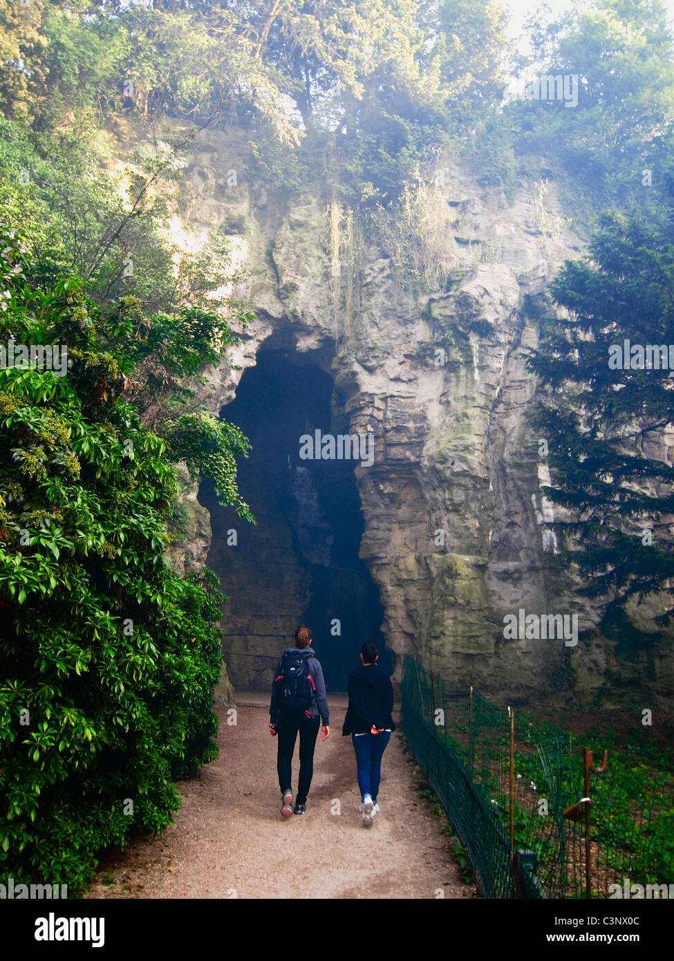 Paris, France, les personnes qui entrent dans la grotte en parc urbain, le Parc des Buttes Chaumont' Banque D'Images