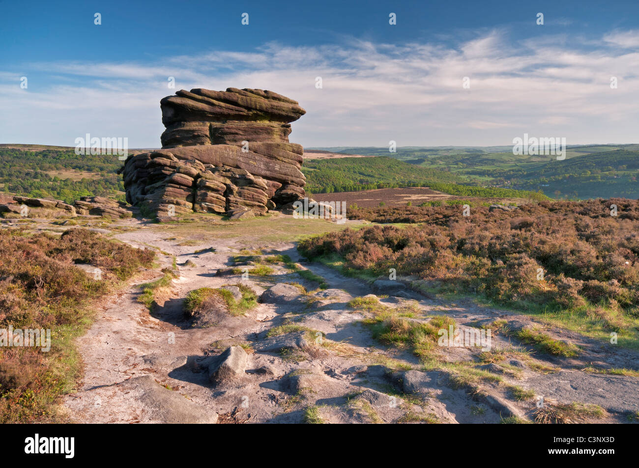 La Mère Cap rock formation sur Hathersage Moor, le Peak District, Derbyshire, Royaume-Uni. Banque D'Images