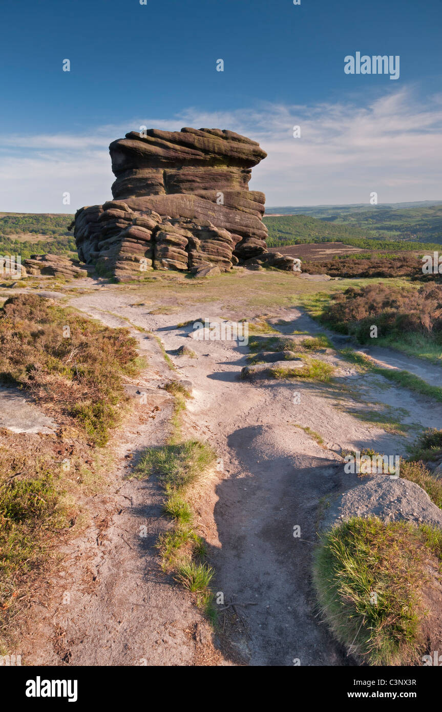 La Mère Cap rock formation sur Hathersage Moor, le Peak District, Derbyshire, Royaume-Uni. Banque D'Images