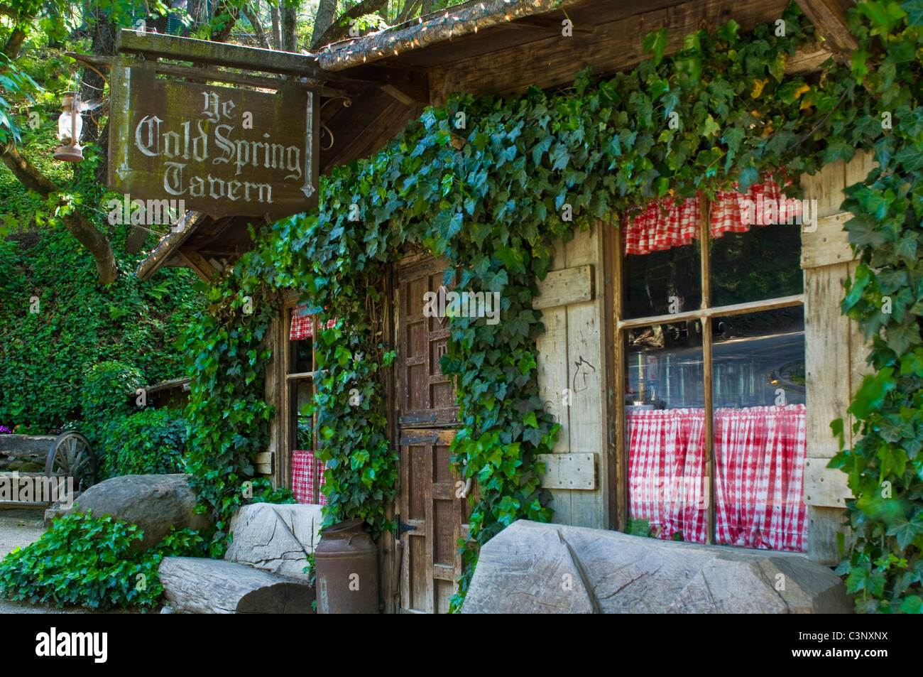 Entrée couverte de lierre, Cold Springs Taverne, sur la route historique stage coach entre Santa Ynez et Santa Barbara, Californie Banque D'Images