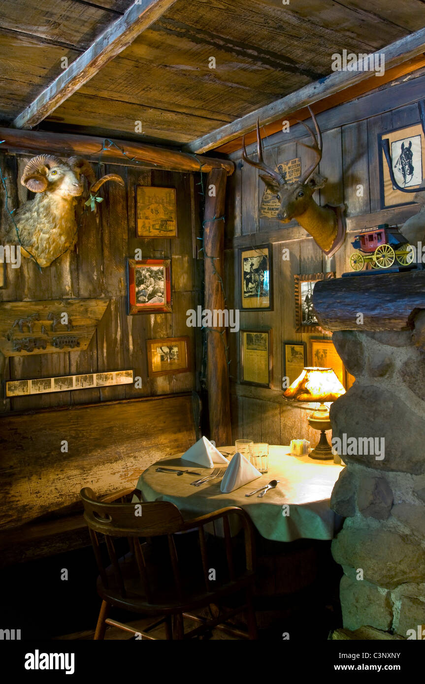 Intérieur rustique de la Taverne sources froides, sur le site historique du stage coach route entre Santa Ynez et Santa Barbara, Californie Banque D'Images
