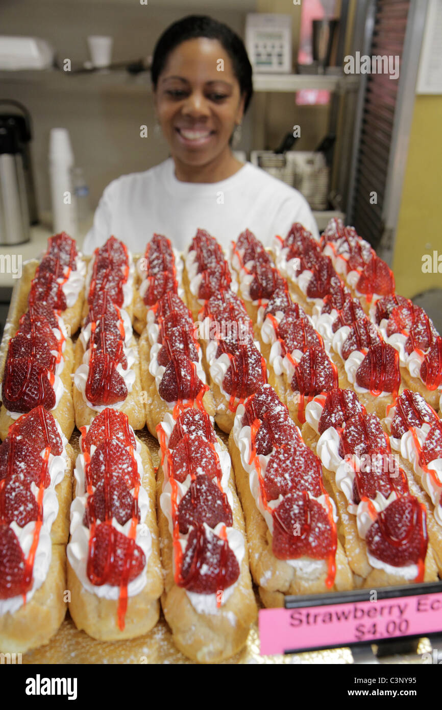 Floride,Hillsborough County,Plant City,Florida Strawberry Festival,Black Woman femmes,fraise eclairs,dessert,FL110305018 Banque D'Images