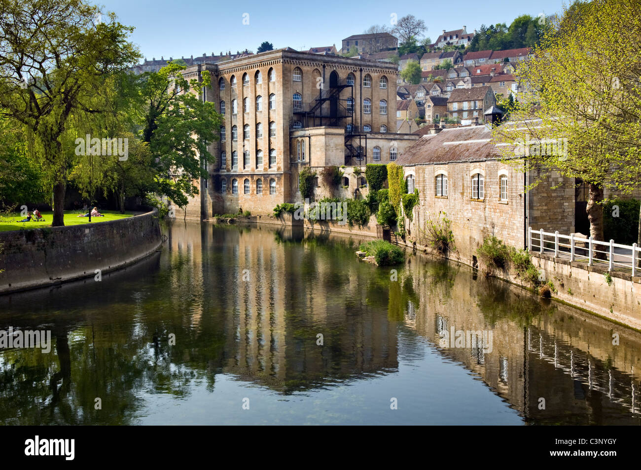 Moulin de l'abbaye avec la réflexion sur la rivière Avon prise à Bradford on Avon, Wiltshire, Royaume-Uni le jour de printemps ensoleillé Banque D'Images