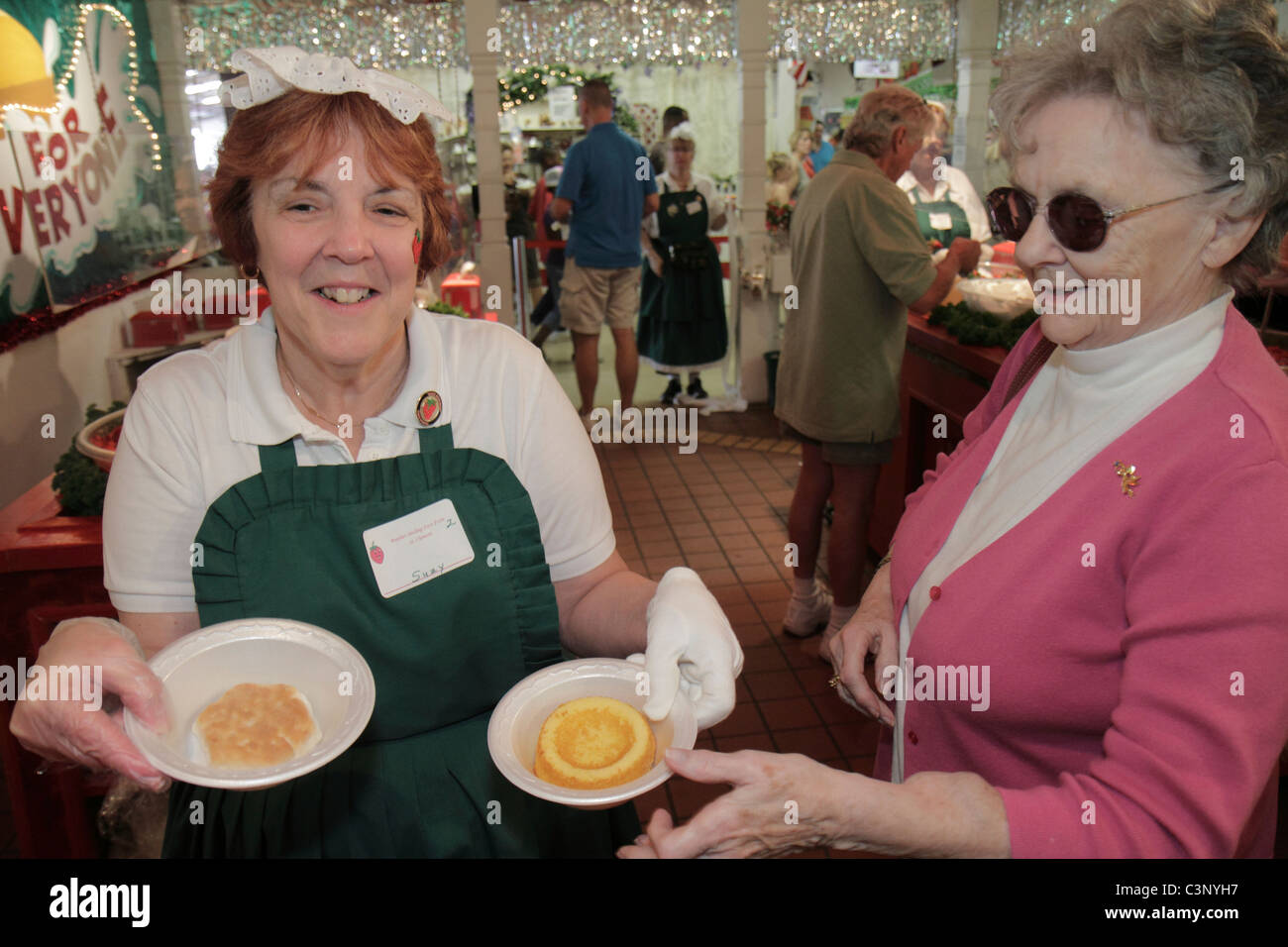 Plant City Florida,Florida Strawberry Festival,événement,shortcake,faire votre propre,adulte adultes femme femme femme,senior aînés vieux citoyen cit Banque D'Images