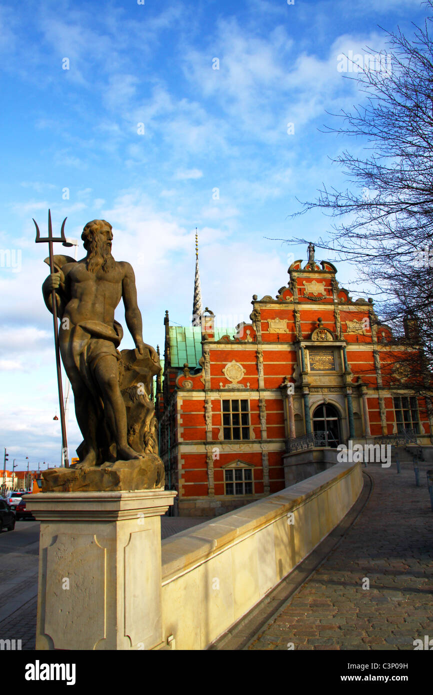 Statue de Neptune en face de l'ancien stock exchange à Copenhague, Danemark Banque D'Images