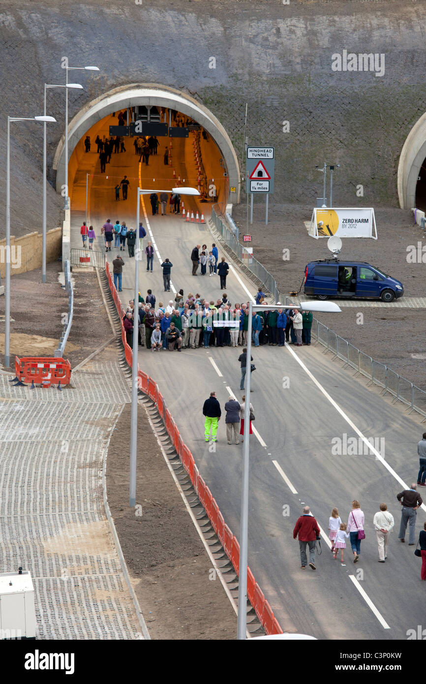 Marcher pour la santé posent pour une photo de groupe avant de marcher à travers la A3 Hindhead Tunnel au Tunnel Vision événement. Banque D'Images