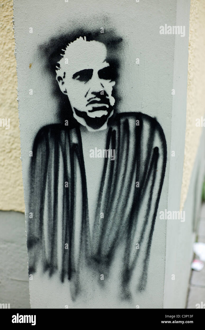 Combinaison de la tête de célèbre Marlon Brando (stencil) avec une poitrine pulvérisé sur mur dans le Isartalstraße, Munich, Allemagne Banque D'Images