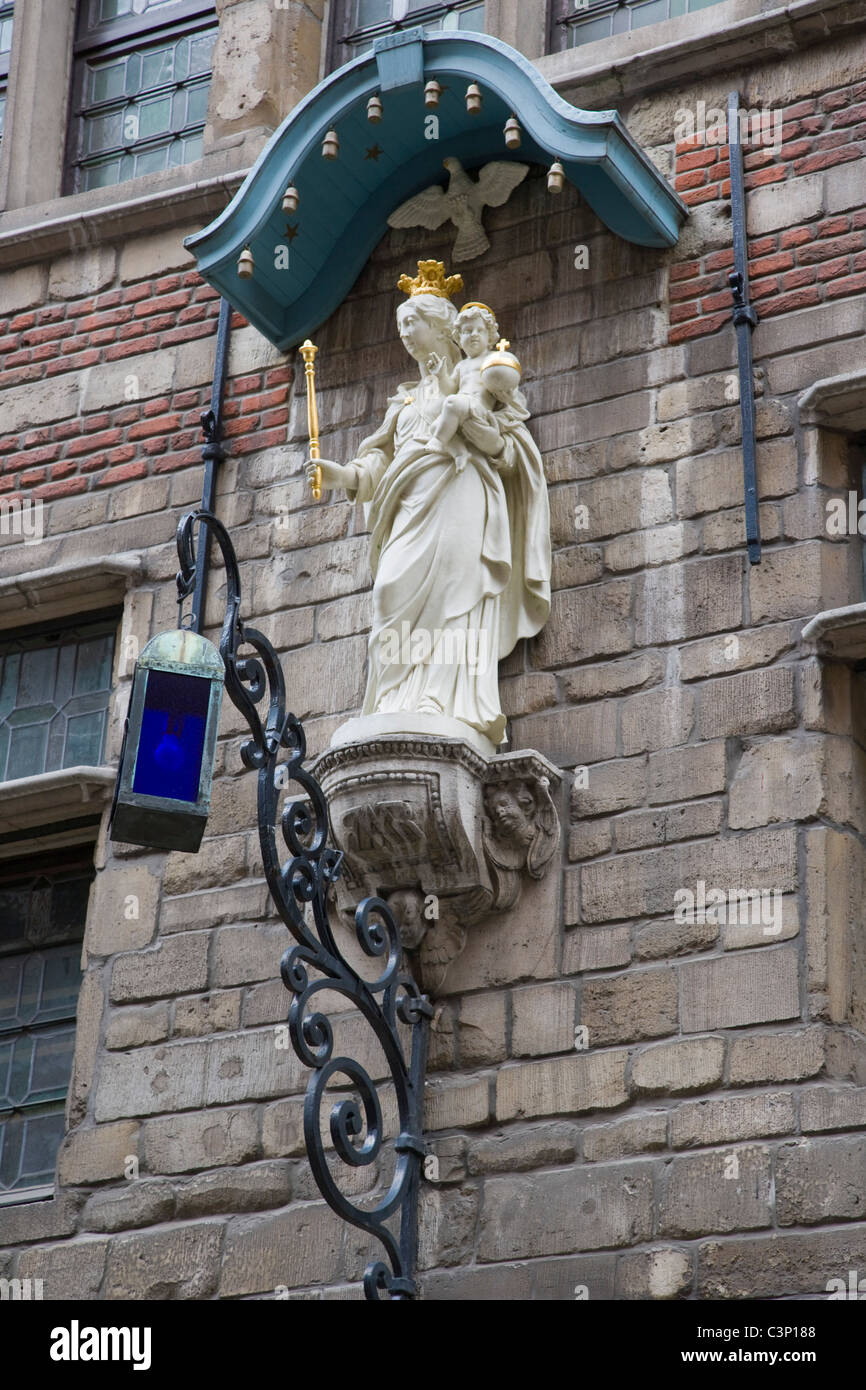 Statue de Vierge Marie et l'enfant. Vleeshouwersstraat Anvers. La Belgique. Banque D'Images