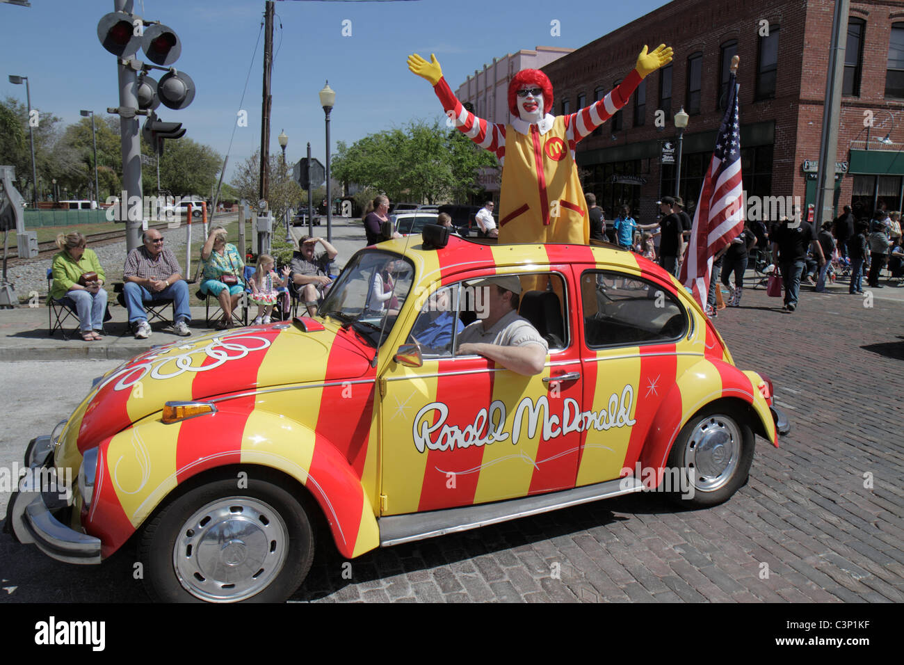 Plant City Florida,South Evers Street,Florida Strawberry Festival,Grand Parade,Ronald McDonald,icône,mascotte,personnage,McDonald's restaurants,clown,stri Banque D'Images